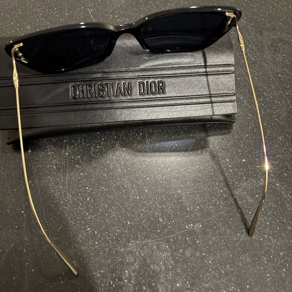 Authentic Dior Sunglasses with. Case and cloth STYLE MissDior B5I